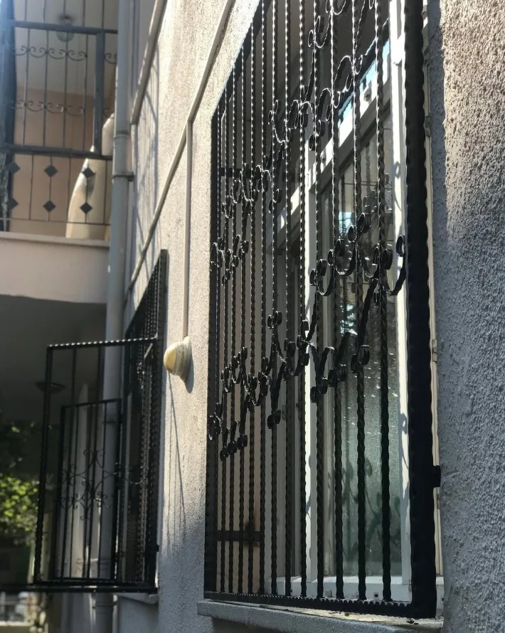 Mağaza için ölçüye özel metal fayans teşhir standı uygulaması